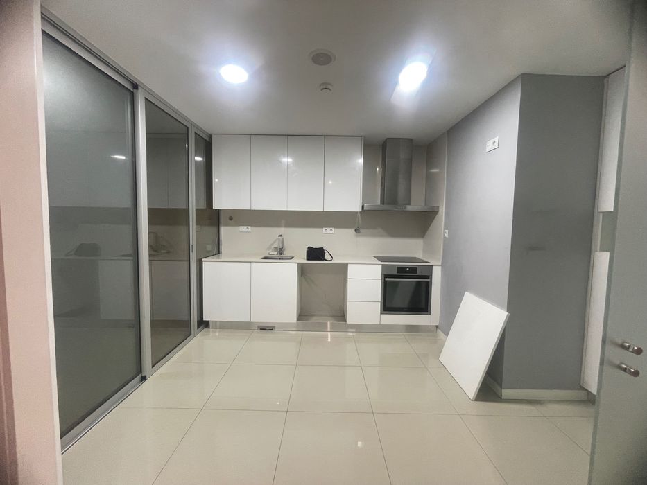 Cozinha branca com pedra