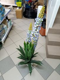 Duży sztuczny kwiat
