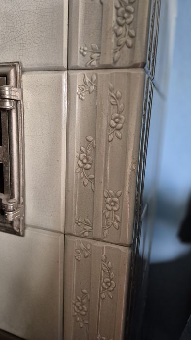 Stary piec kaflowy biały ładny wzór