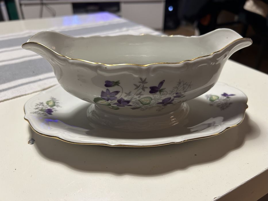 Zabytkowa sosjerka w fiołki