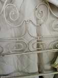 Cama muito antiga em ferro com estrado original.