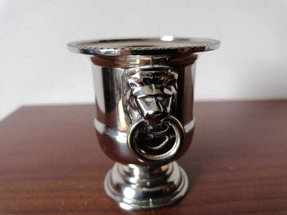 Nieduża, posrebrzana waza z uchwytami w kształcie lwów, sygnowana