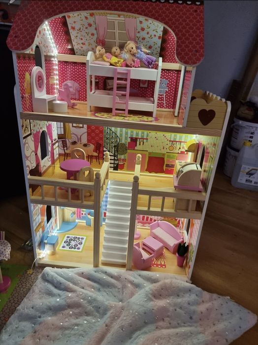 Duży domek dla lalek