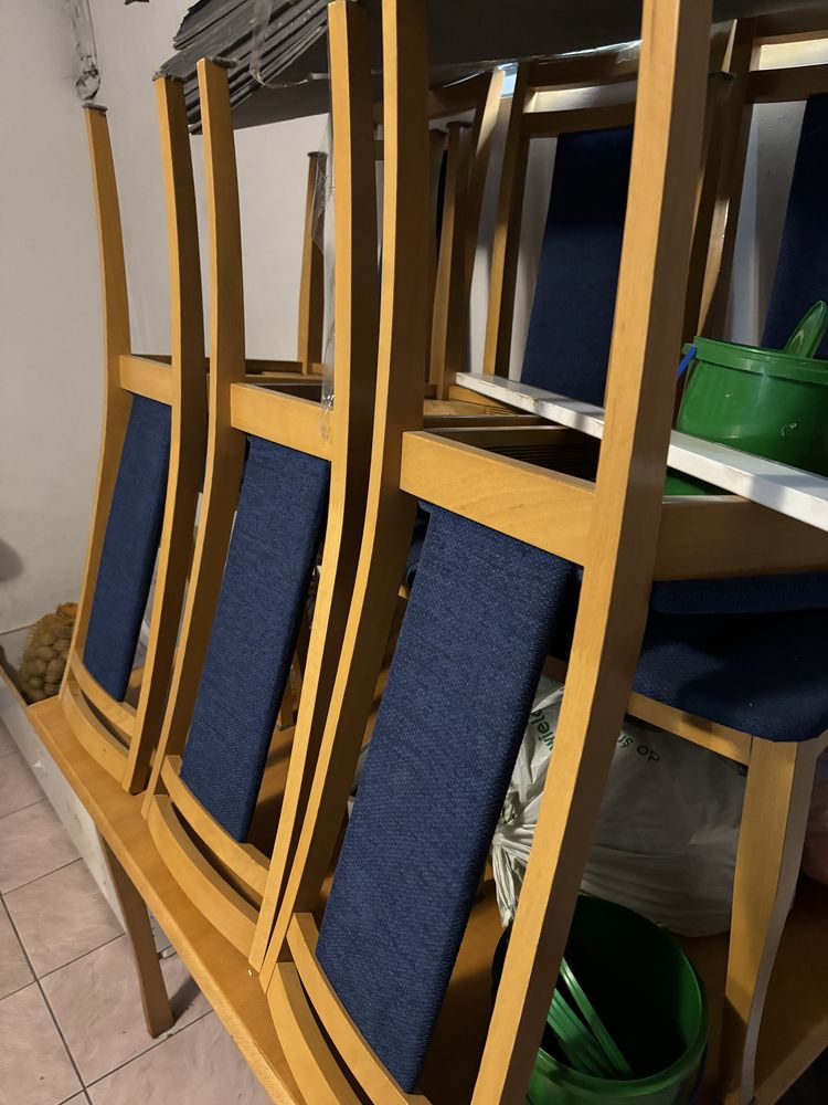 Stol rozkladany i 6 krzesel kolor obicia niebieski