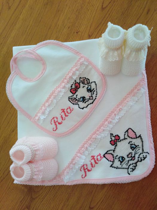 Pecas bordadas a mão em ponto de cruz