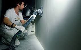 Поклейка шпалер, підготовка та шпаклювання стін.