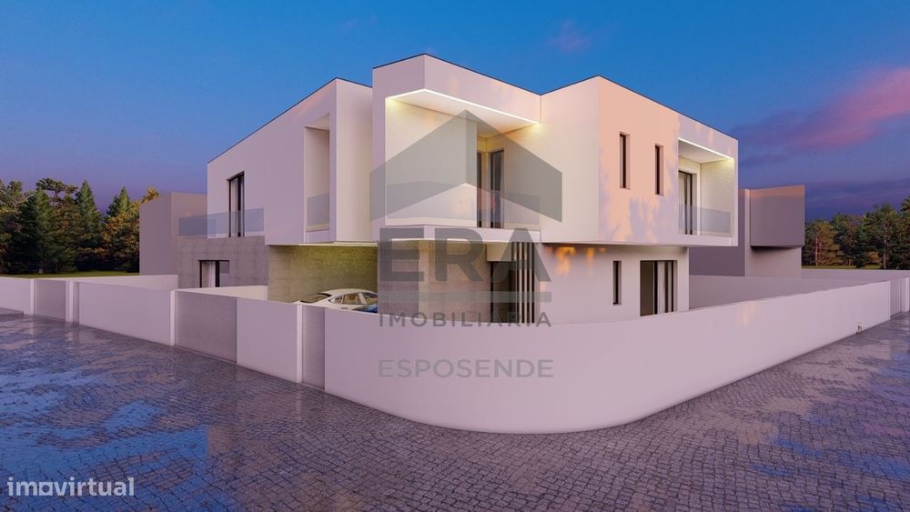Moradia com piscina, em construção nas Marinhas