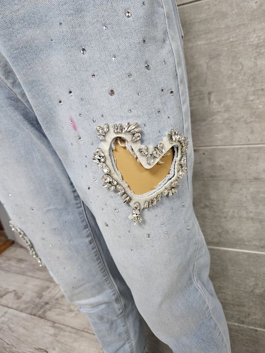 Spodnie jeansowe Mom Fit z cyrkoniowymi sercami  Lauia rozm L