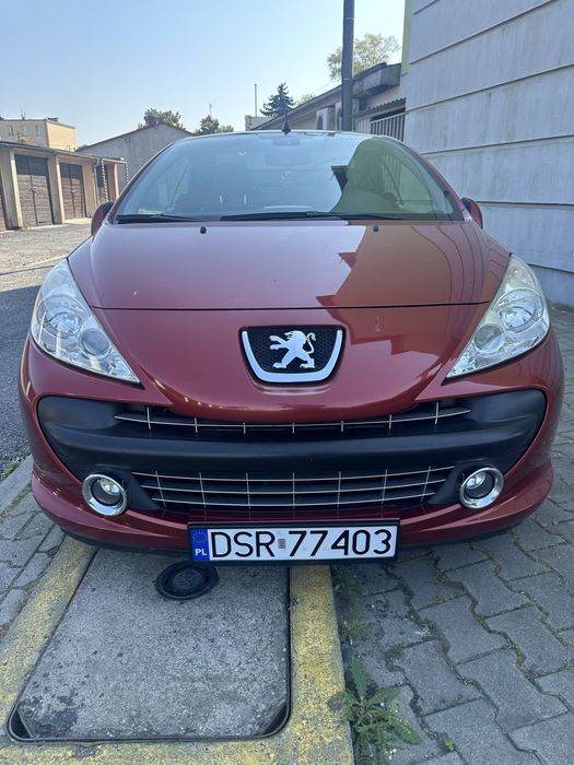 Sprzedam samochód marki Peugeot 207 CC kabriolet.