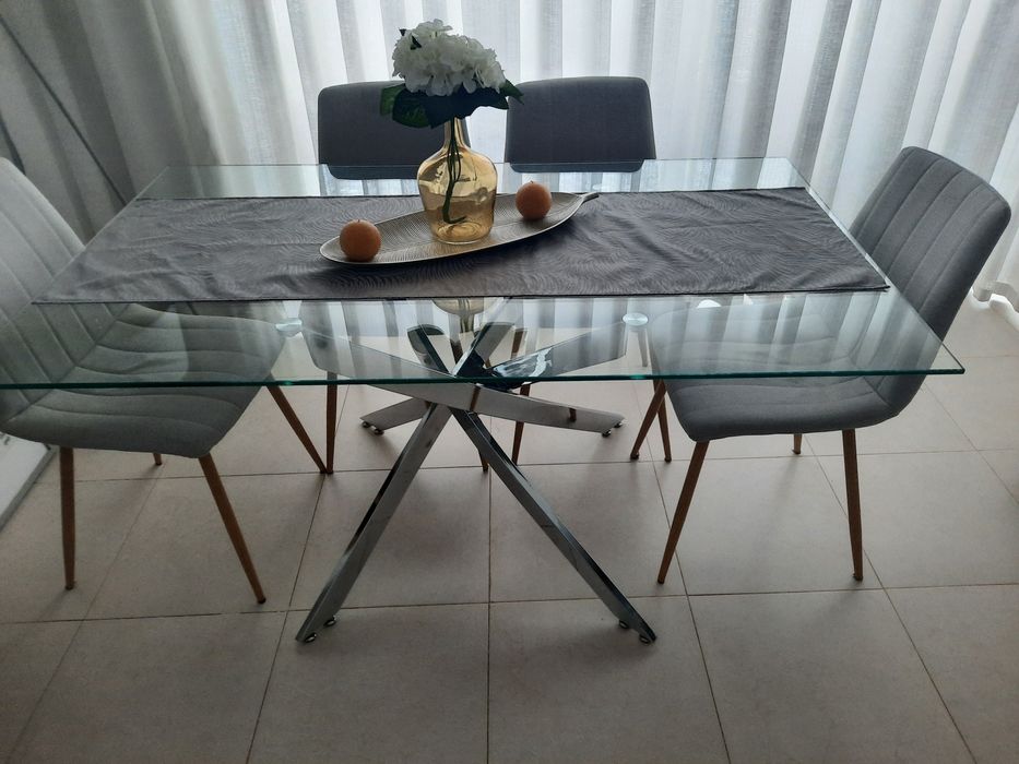 Mesa de vidro com cadeiras