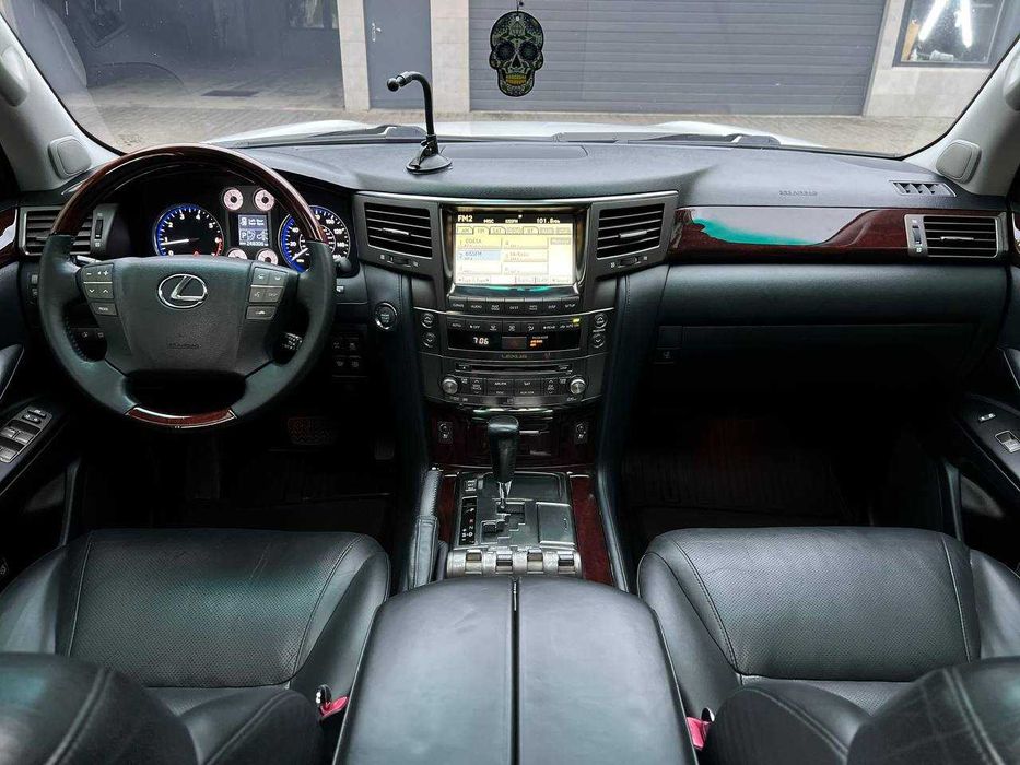 Lexus LX 570 AT 2011