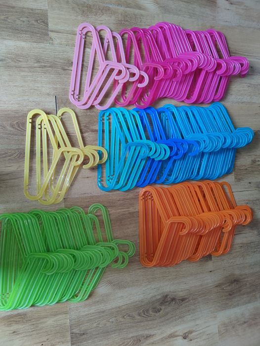 Kolorowe wieszaki Ikea Bagis- dla dzieci