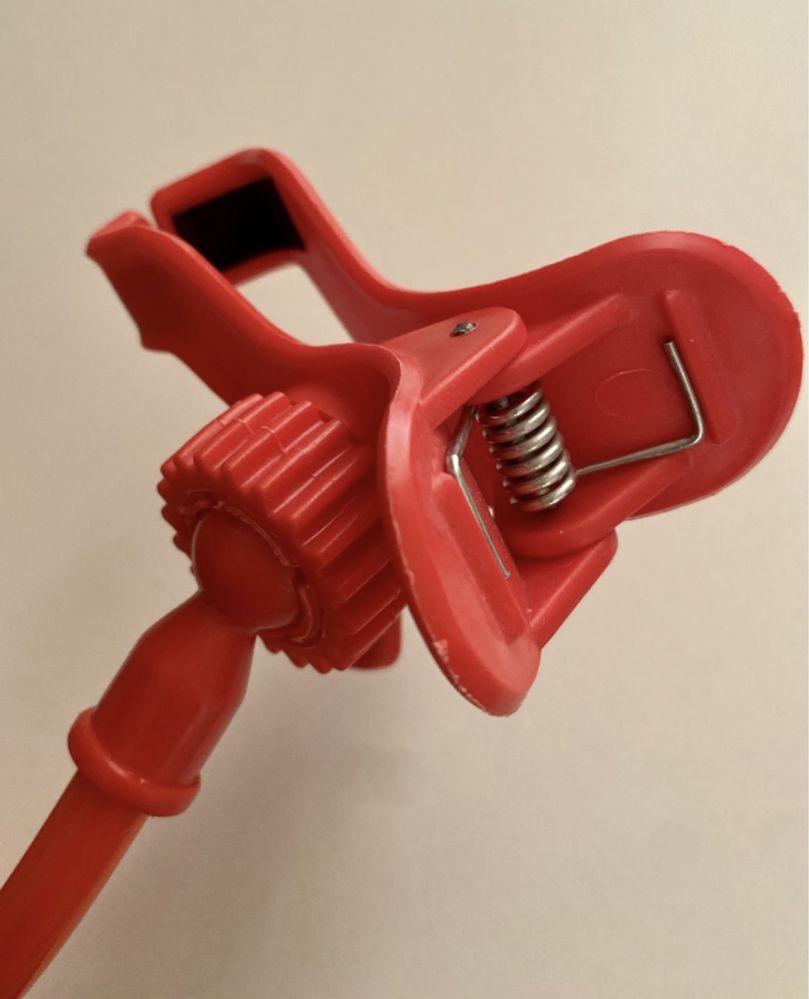 Красный Универсальный гибкий держатель для мобильного телефона.