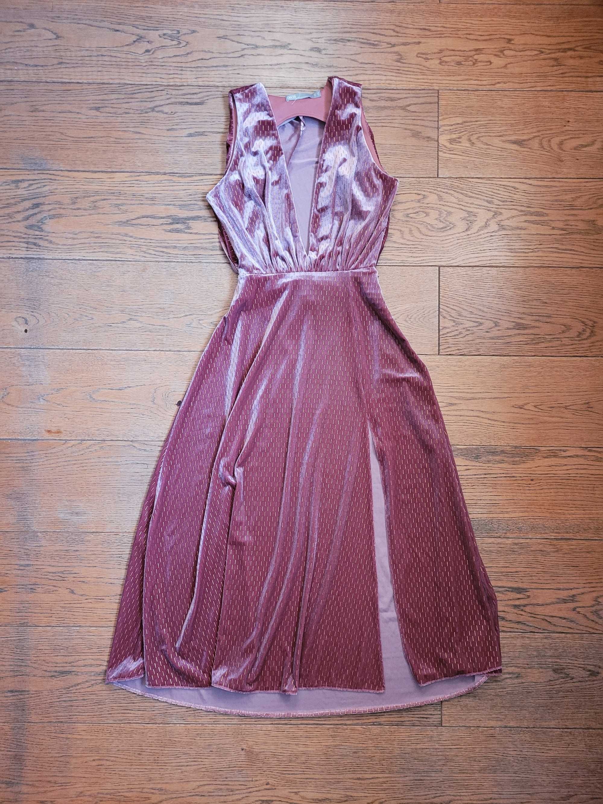 Elegancka welurowa sukienka midi z rozcięciem głęboki dekolt V połysk