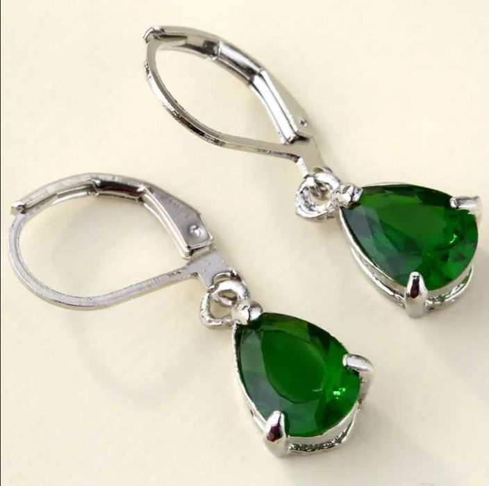 Brincos prateados com zircônia CZ verde esmeralda