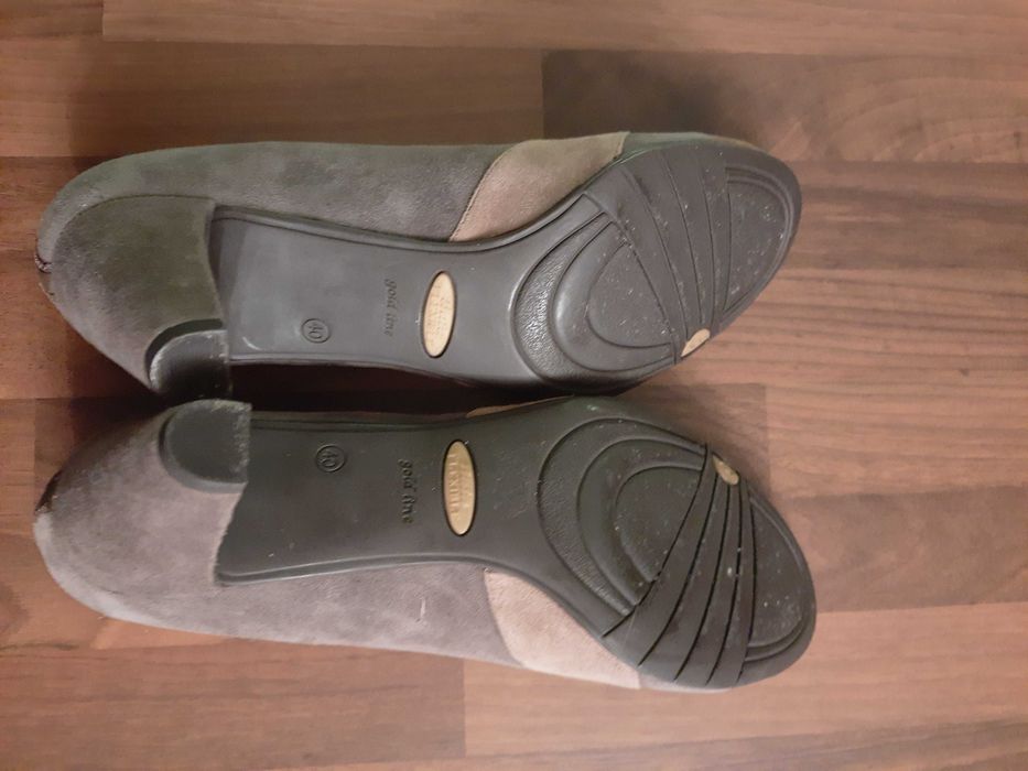 Bata - zamszowe buty damskie na obcasie rozm.40. Nienoszone