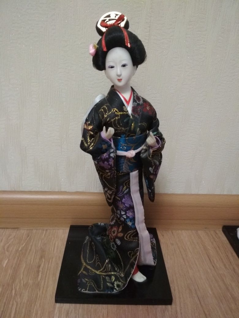 Японская кукла гейша в традиционном наряде