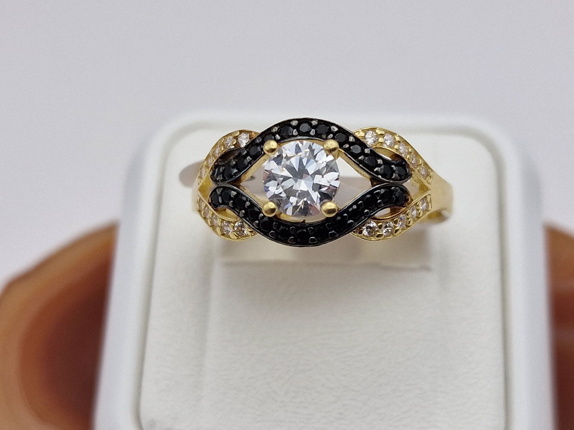 Nowy złoty pierścionek, próba 585, białe czarne cyrkonie Rozmiar 23