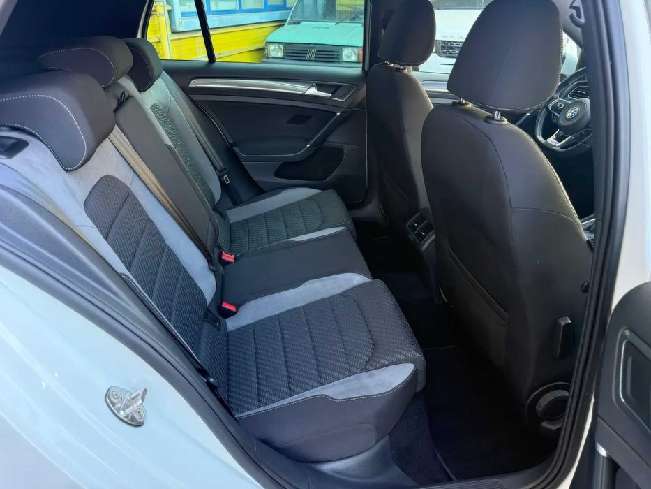 Volkswagen Golf      2018