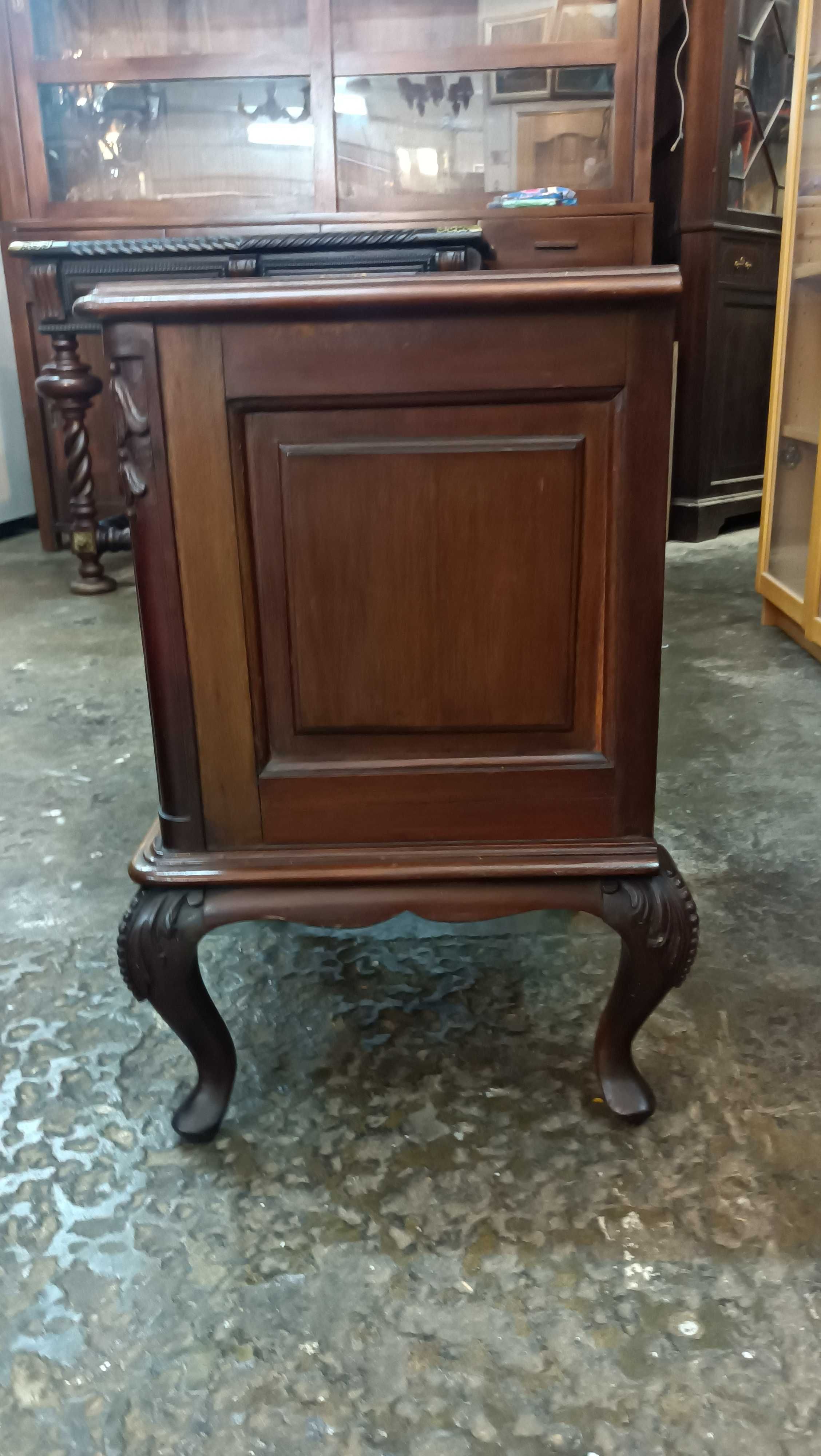 Uma mesa de cabeceira