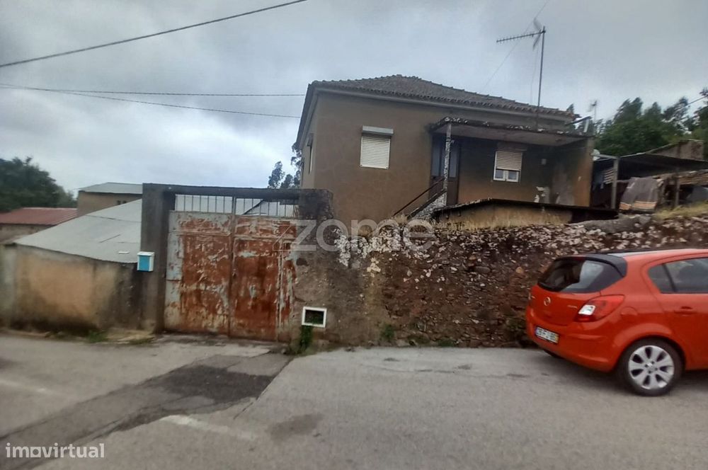 Moradia T2/T3 para Recuperar com terreno