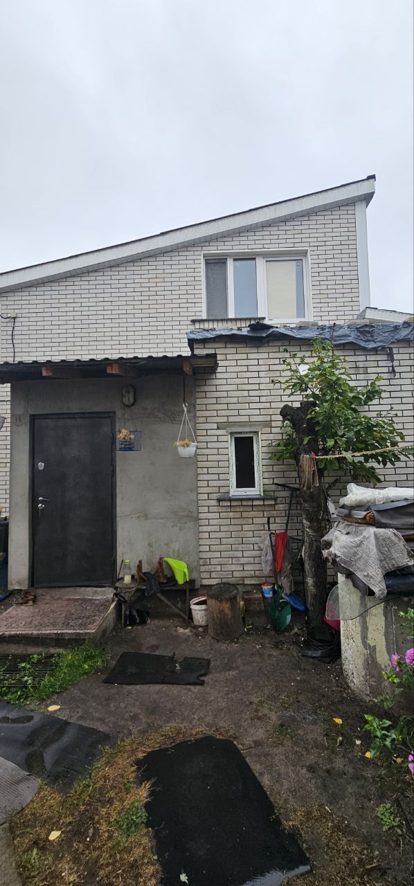 Частина будинку 2 поверхи та одне житло