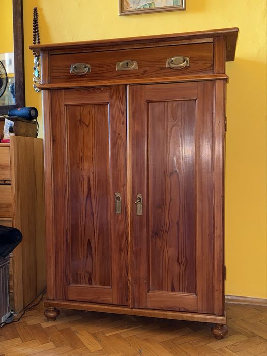 Szafka dwuskrzydłowa z nadstawką, lite drewno z okuciami, XX wiek