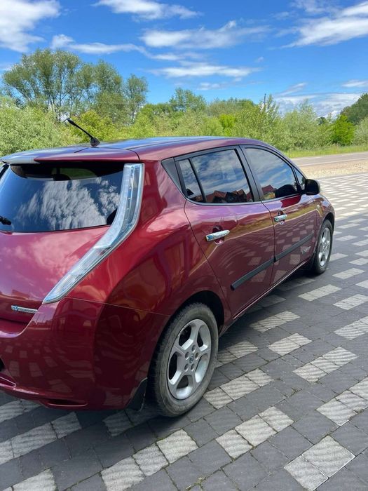Продам Nissan leaf 2012