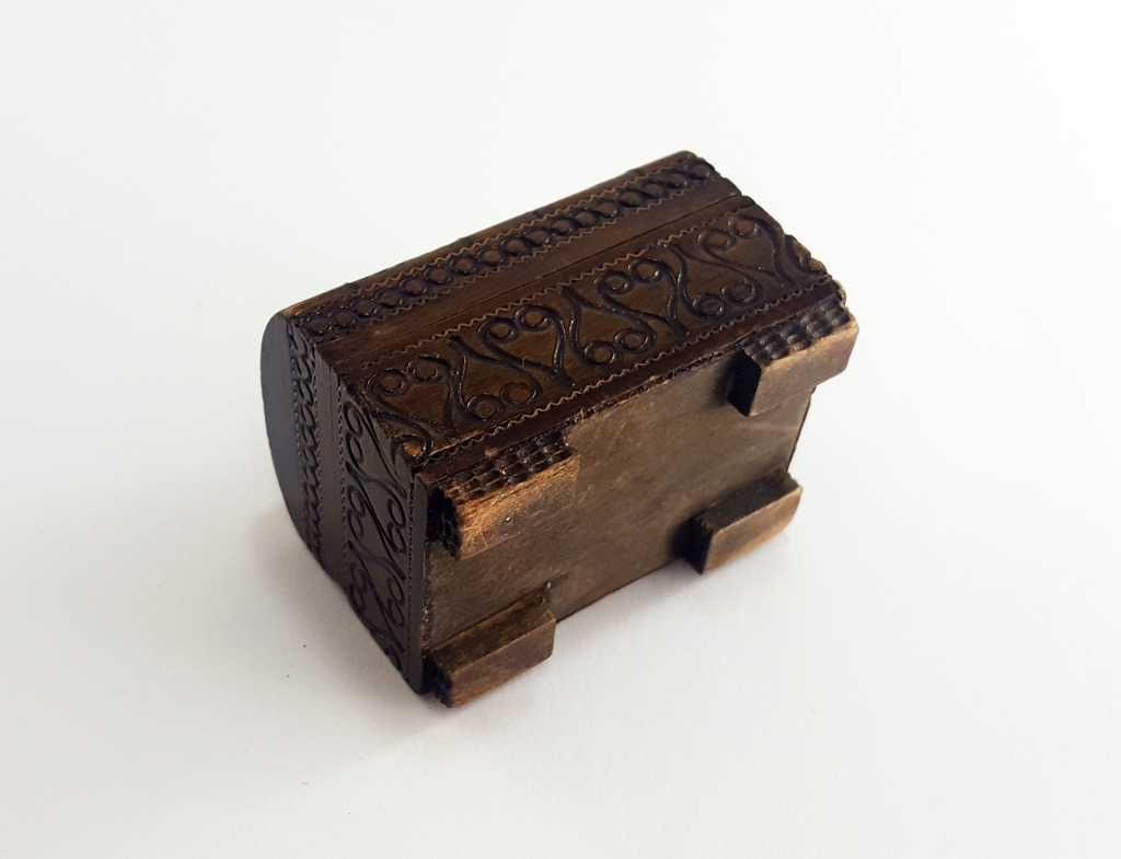 Miniatura kufra podróżnego z drewna inkrustowanego na biżuterię