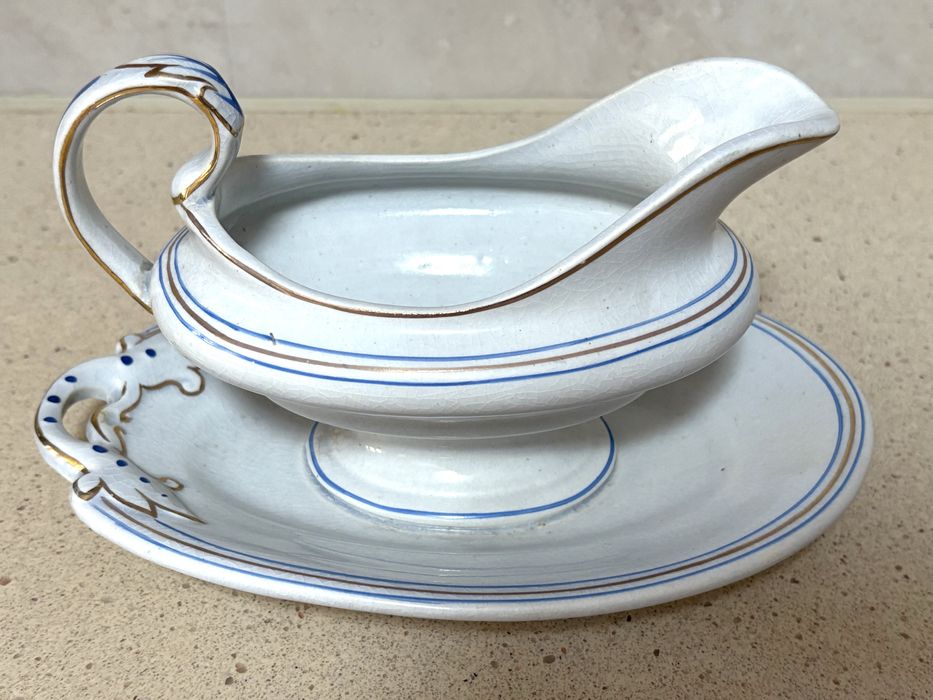 Lindo conjunto de antiga molheira e taças em porcelana Alcântara