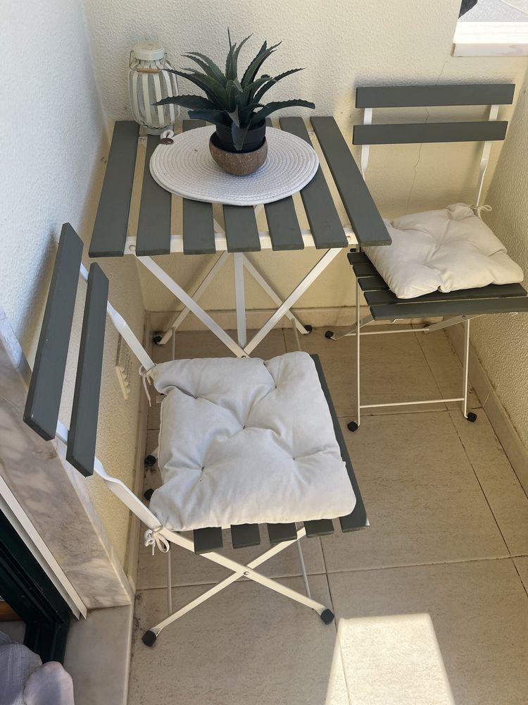 Conjunto de mesa e cadeiras de jardim