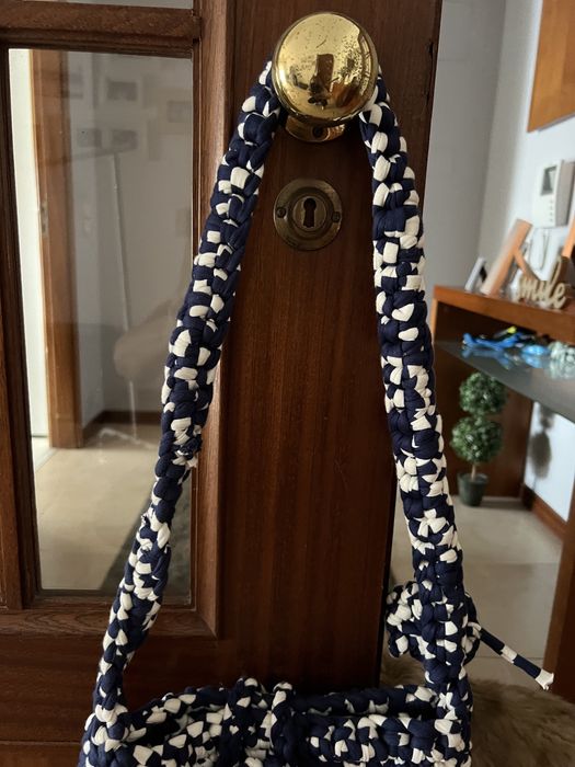 Mala em crochet azul e branca