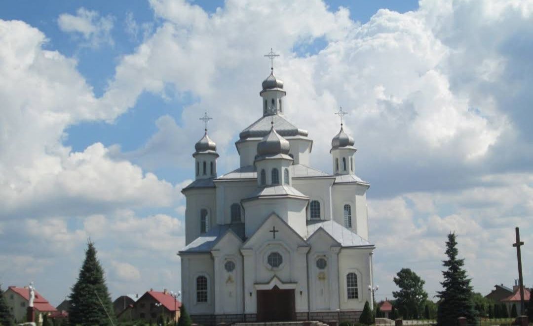 Вороняки. 14 сот землі біля церкви