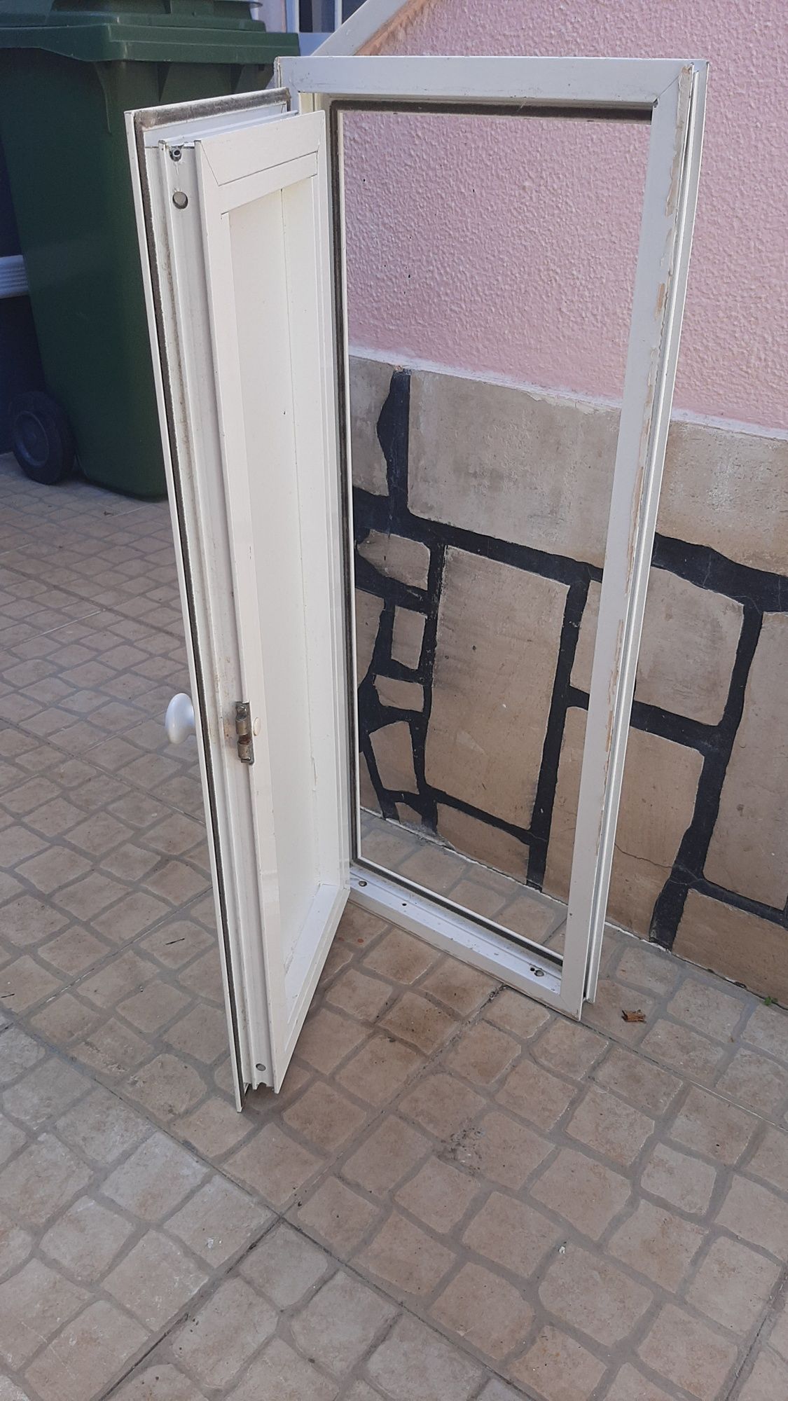 Vendo porta em aluminio,com aro,para  arrumação .aluminio branco