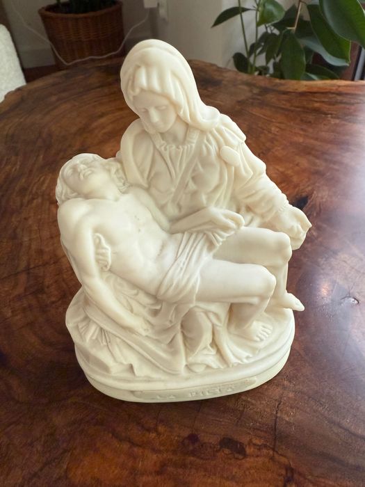 Sprzedam replikę rzeźby Michała Anioła La Pieta