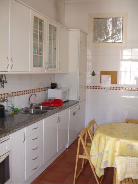 Quartos em apartamento de estudantes - frente metro anjos