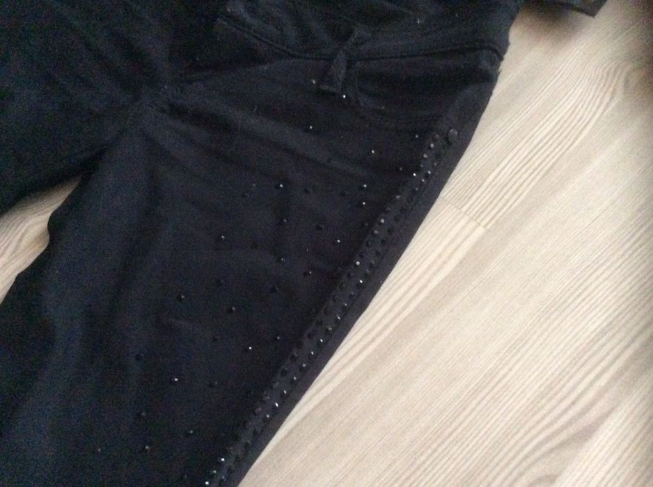 Продаются джинсы черного цвета  для девочки