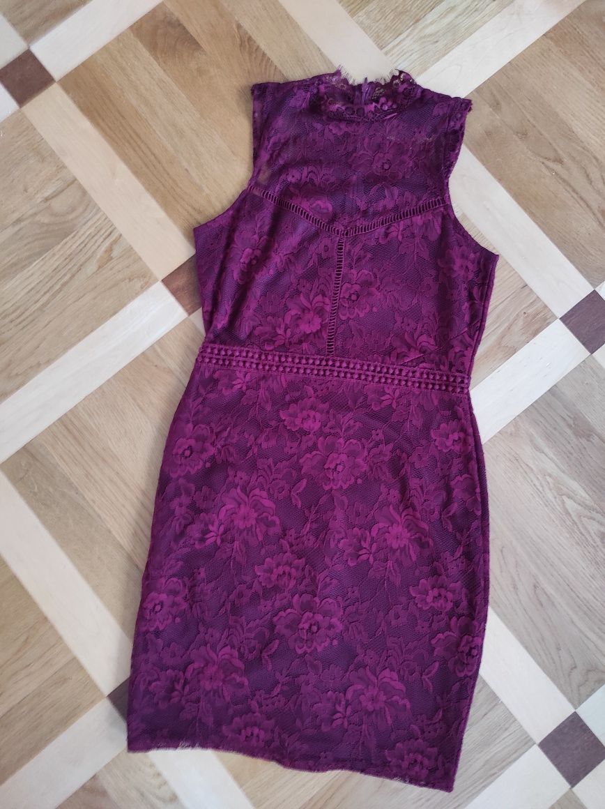Burgundowa sukienka z koronki