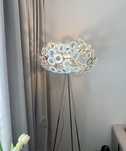 Designerska lampa podłogowa – jak nowa