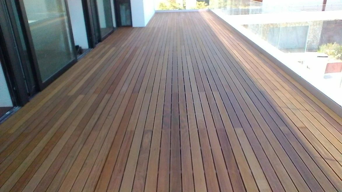 Deck compósito e madeira.