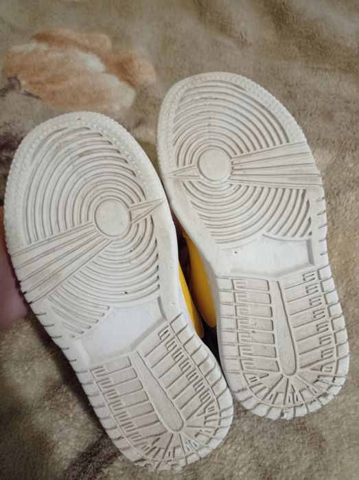 Продам дитячі кросівки