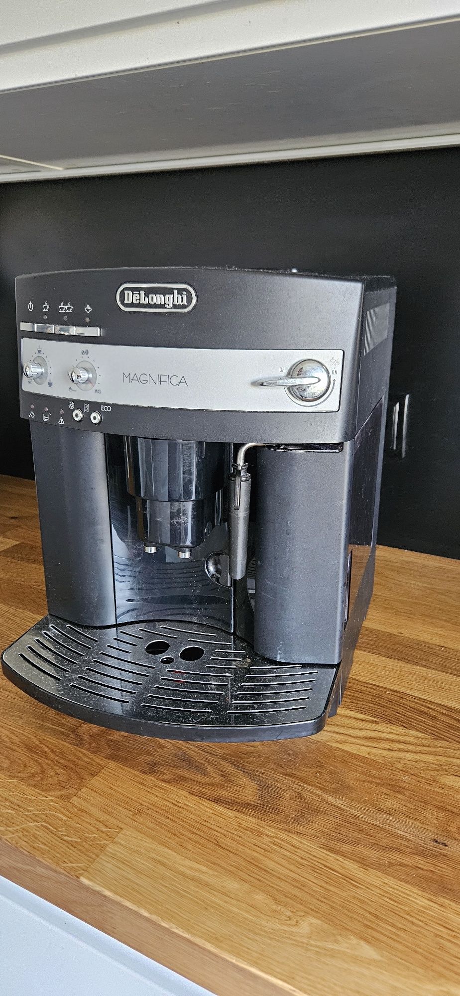 Ekspres ciśnieniowy do kawy DeLonghi Magnifica ESAM 3000.B