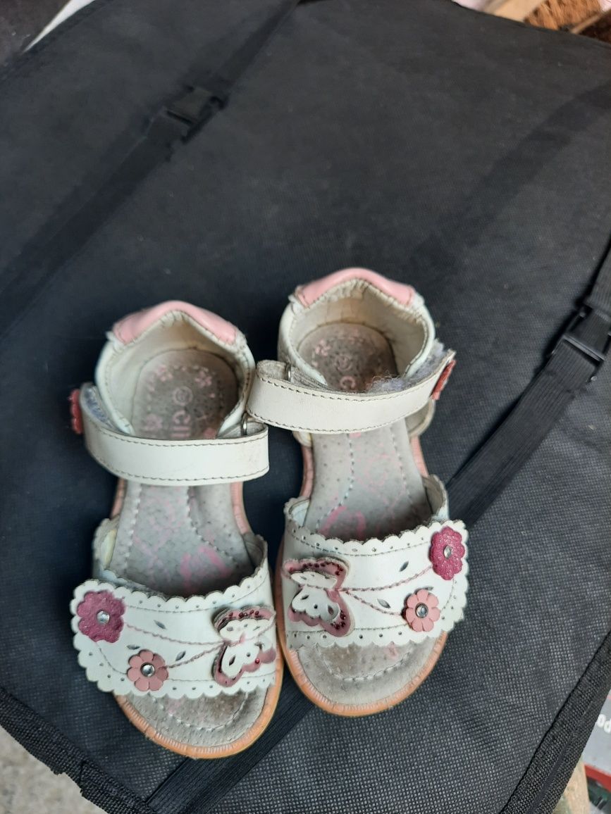Sandałki dla dziewczynek