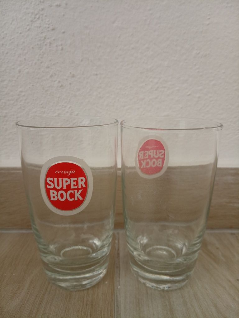 Vários copos super bock