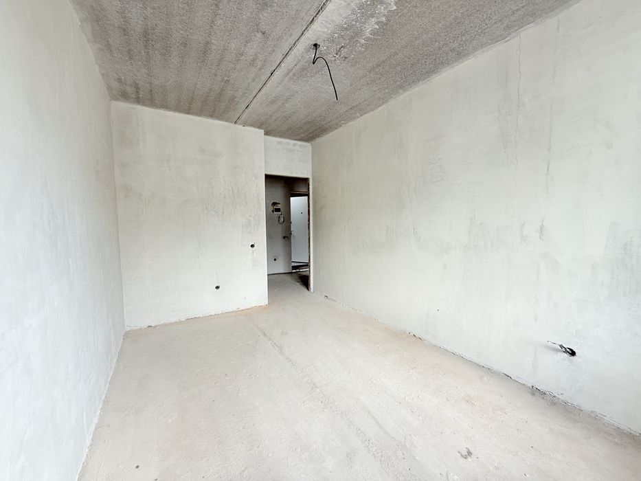 Найдешевша однокімнатна в зданому будинку з мінімальним оформленням