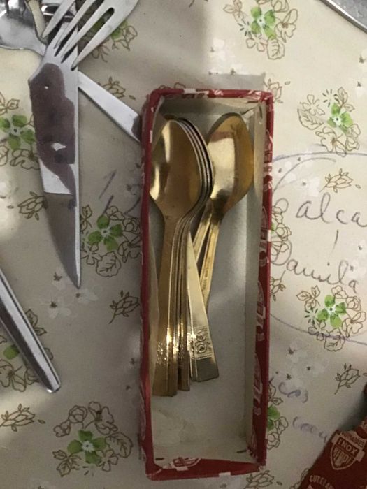 conjunto de colheres de sobremesa douradas