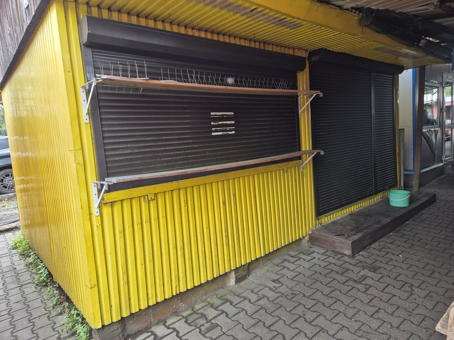 Sklep, budka duży kiosk handlowo usługowy na Targowisku centrum miasta