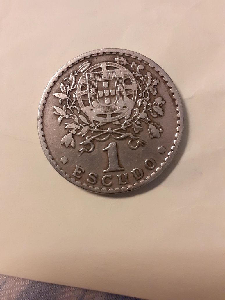 Moedas antigas de 1 escudo e 2,5 escudos