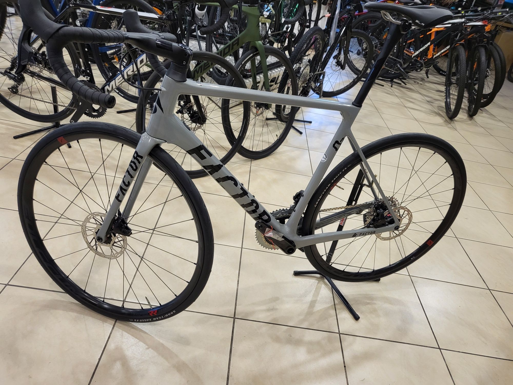 Rower szosowy  FACTOR O2 Shatter Grey 56cm