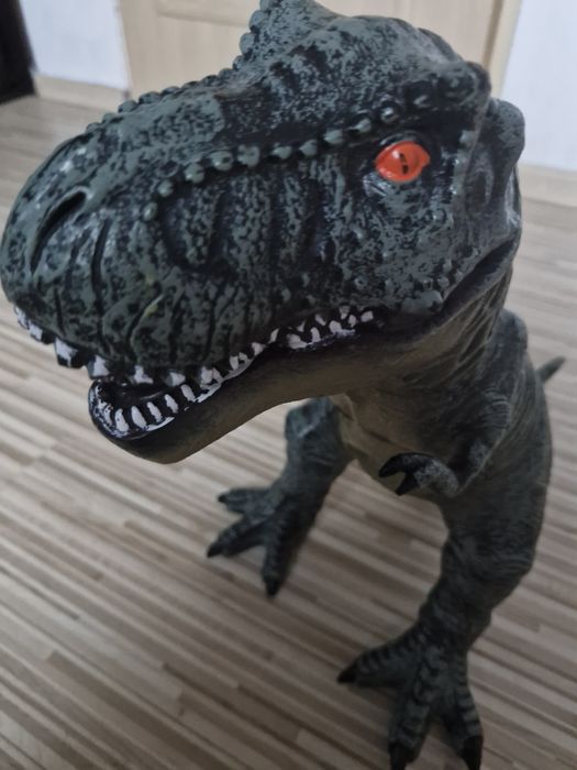 Duży dinozaur ryczący